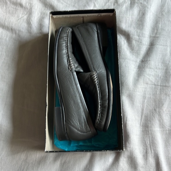 Trotters “Molly” navy loafer. Size 8.5 NARROW (2A) - Picture 3 of 7